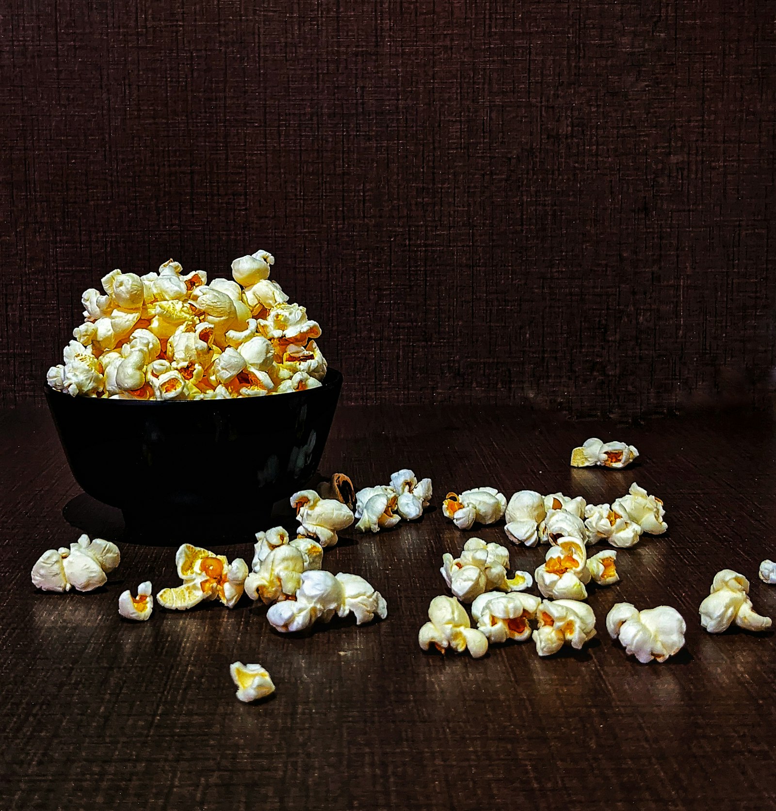 Caramel popcorn in a black bowl